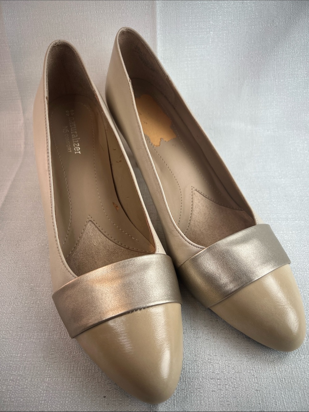 Naturalizer cream pump with metallic band